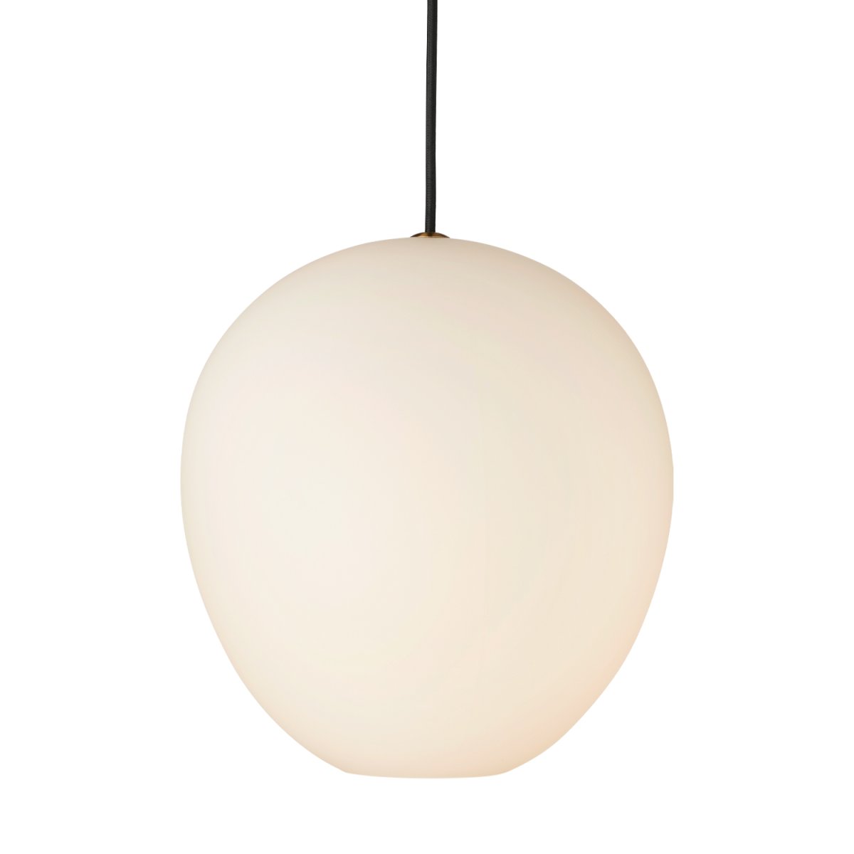 Wrong Ø26 Opal hängelampe Von Halo Design - Wrong ist eine Deckenpendelleuchte mit einem Schirm aus exklusivem mundgeblasenem Glas, der f&uuml;r ein weiches und angenehmes Licht sorgt.