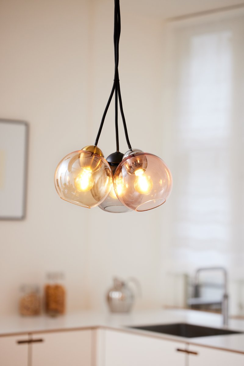 Bubbles Ø14 Rauchfarben hängelampe Von Halo Design - Die schlichte Form der Bubbles-Lampe verleiht ihr ein wunderschönes Design.