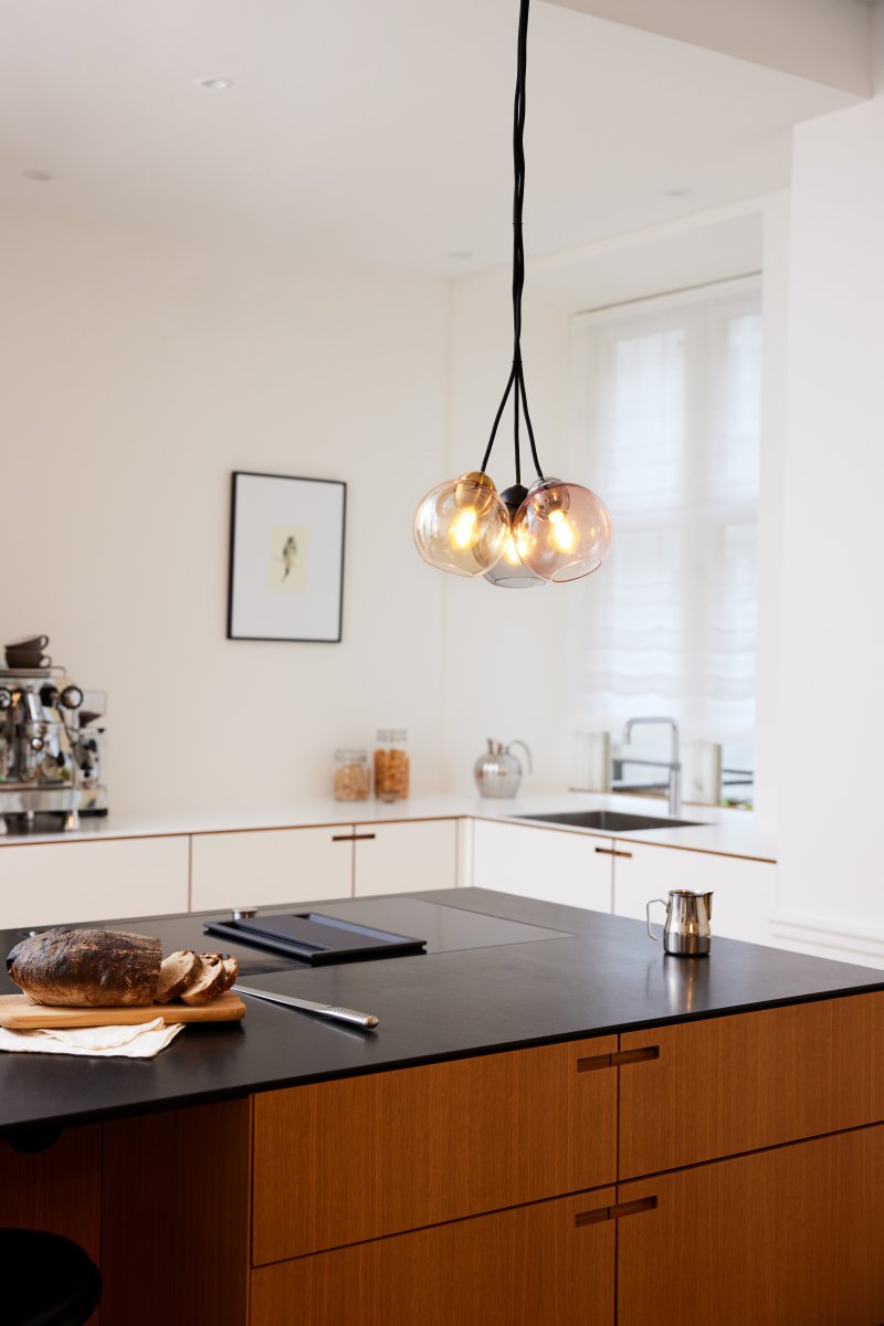 Bubbles Ø14 Rauchfarben hängelampe Von Halo Design - Die schlichte Form der Bubbles-Lampe verleiht ihr ein wunderschönes Design.