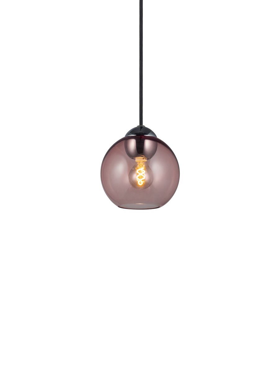 Bubbles Ø14 Rosa hängelampe Von Halo Design - Das rosa Glas in Kombination mit den Chromdetails verleiht Eleganz und sorgt im eingeschalteten Zustand für eine schöne Lichtverteilung im Raum.