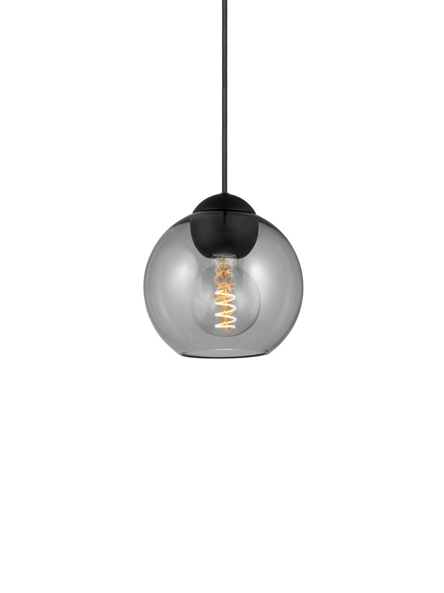 Zoombild von Bubbles Ø18 Rauchfarben hängelampe Von Halo Design - Das Rauchglas in Kombination mit den mattschwarzen Metalldetails verleiht Eleganz und sorgt im eingeschalteten Zustand f&uuml;r eine sch&ouml;ne Lichtverteilung im Raum.