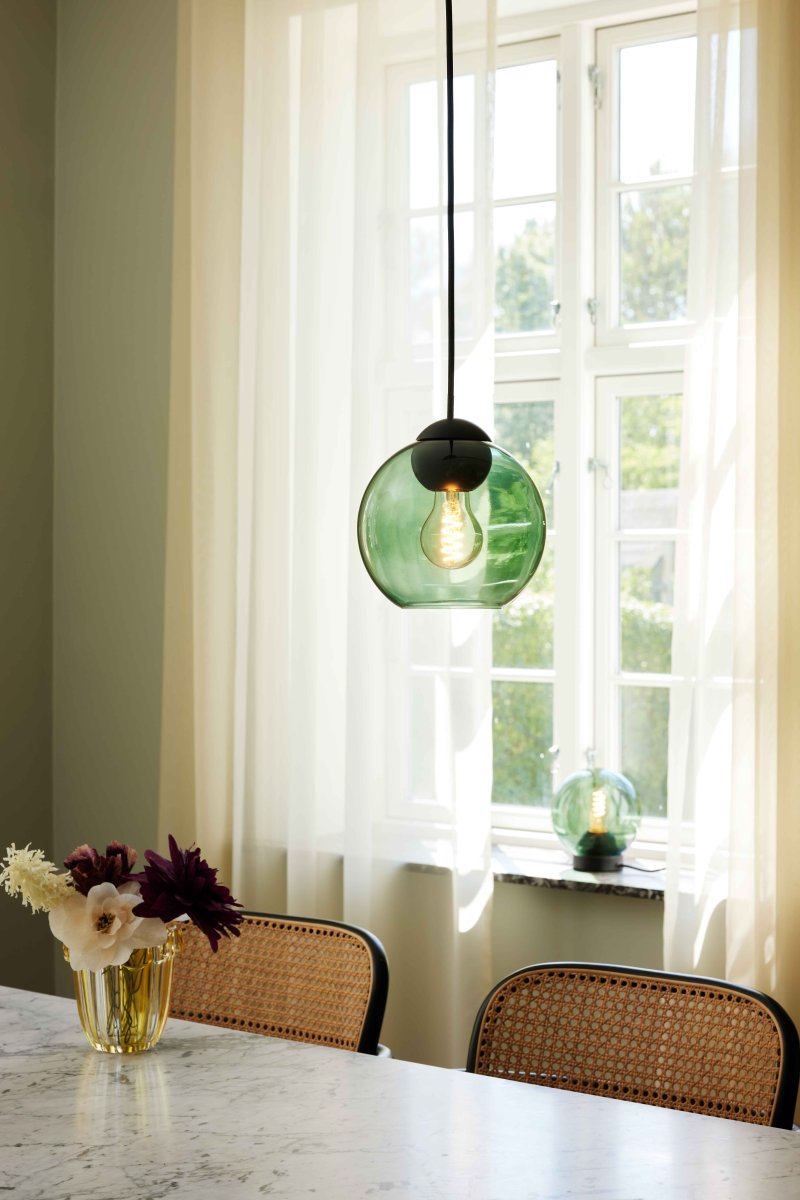 Bubbles Ø18 Grün hängelampe Von Halo Design - Das grüne Glas in Kombination mit den mattschwarzen Metalldetails verleiht Eleganz und sorgt im eingeschalteten Zustand für eine schöne Lichtverteilung im Raum.