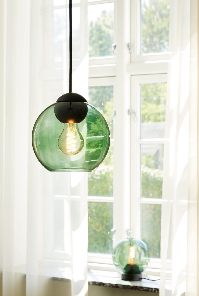 Bubbles Ø18 Grün hängelampe Von Halo Design - Das grüne Glas in Kombination mit den mattschwarzen Metalldetails verleiht Eleganz und sorgt im eingeschalteten Zustand für eine schöne Lichtverteilung im Raum.