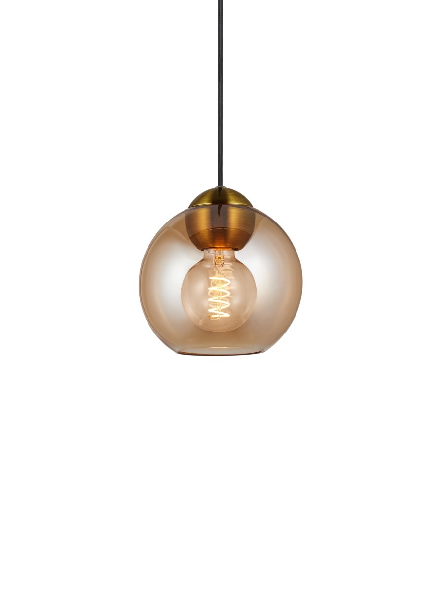 Bubbles Ø18 Bernstein hängelampe Von Halo Design - Das bernsteinfarbene Glas in Kombination mit den antiken Messingdetails verleiht Eleganz und sorgt im eingeschalteten Zustand f&uuml;r eine sch&ouml;ne Lichtverteilung im Raum.