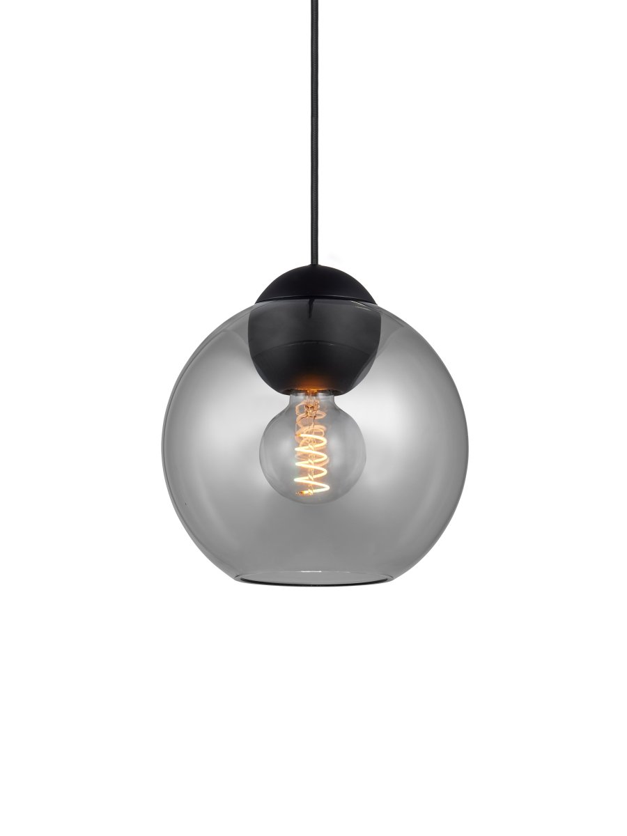 Zoombild von Bubbles Ø24 Rauchfarben hängelampe Von Halo Design - Das Rauchglas in Kombination mit den mattschwarzen Metalldetails verleiht Eleganz und sorgt im eingeschalteten Zustand für eine schöne Lichtverteilung im Raum.