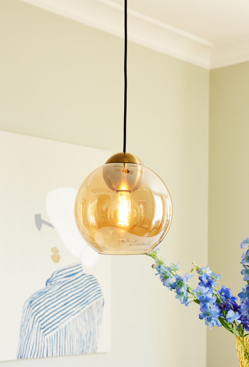 Bubbles Ø24 Bernstein hängelampe Von Halo Design - Das bernsteinfarbene Glas in Kombination mit den antiken Messingdetails verleiht Eleganz und sorgt im eingeschalteten Zustand f&uuml;r eine sch&ouml;ne Lichtverteilung im Raum.