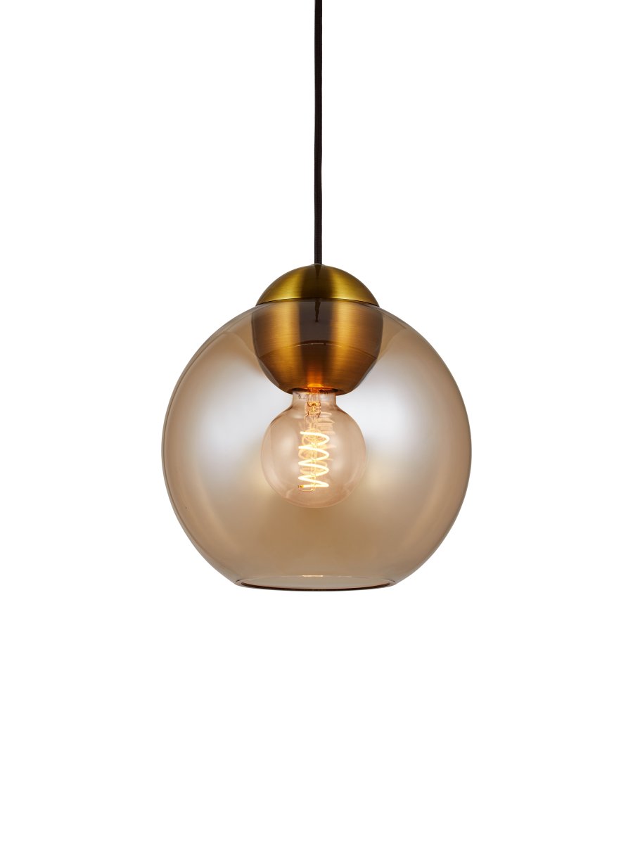 Bubbles Ø24 Bernstein hängelampe Von Halo Design - Das bernsteinfarbene Glas in Kombination mit den antiken Messingdetails verleiht Eleganz und sorgt im eingeschalteten Zustand f&uuml;r eine sch&ouml;ne Lichtverteilung im Raum.