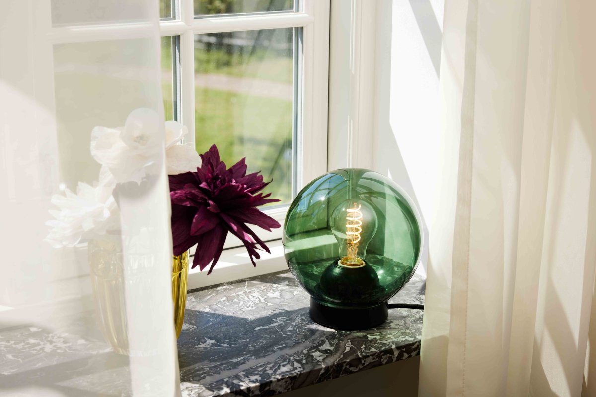 Bubbles 20cm Grün tischlampe Von Halo Design - Das grüne Glas in Kombination mit den mattschwarzen Metalldetails verleiht Eleganz und sorgt im eingeschalteten Zustand für eine schöne Lichtverteilung im Raum.