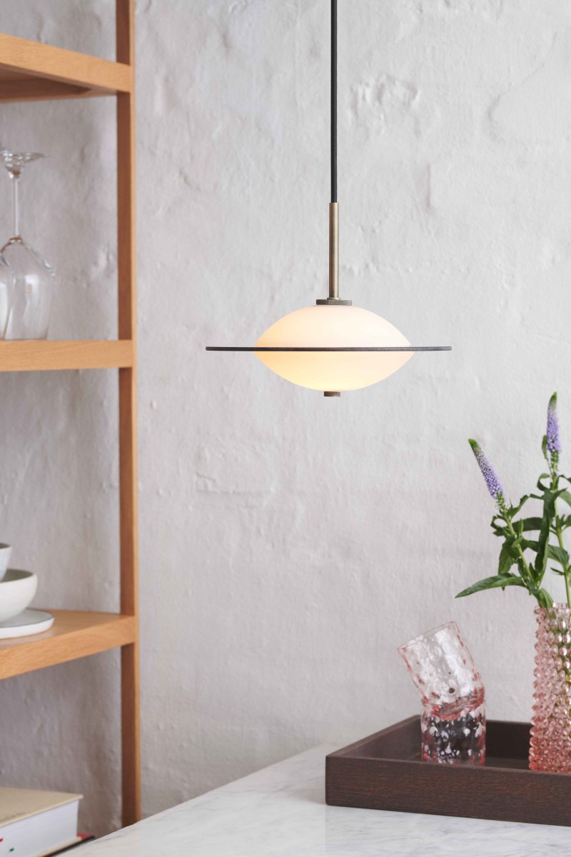 Orbit Ø24 Antiquität hängelampe Von Halo Design - Mit seinem stilvollen und harmonischen Design ist Orbit eine Beleuchtungslösung, die Ihr Interieur aufwertet und ergänzt.