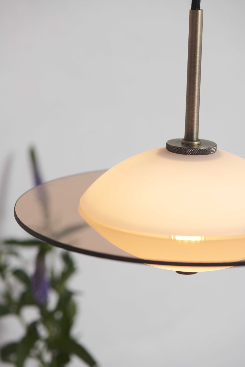 Orbit Ø24 Antiquität hängelampe Von Halo Design - Mit seinem stilvollen und harmonischen Design ist Orbit eine Beleuchtungslösung, die Ihr Interieur aufwertet und ergänzt.