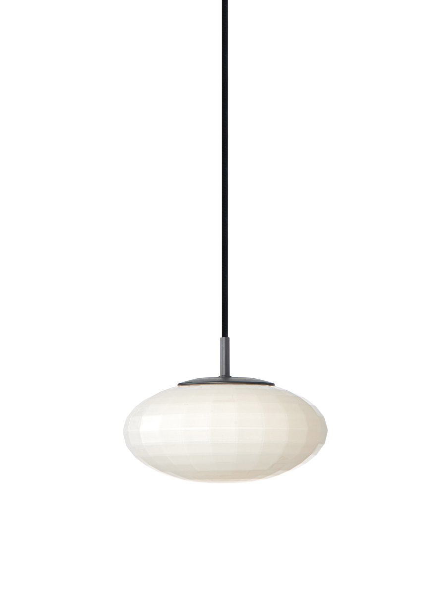 Mesh Ø20 Opal hängelampe Von Halo Design - Mesh verf&uuml;gt &uuml;ber ein Rippengitter im mundgeblasenen Glas, das die Geometrie des Designs sichtbar macht.