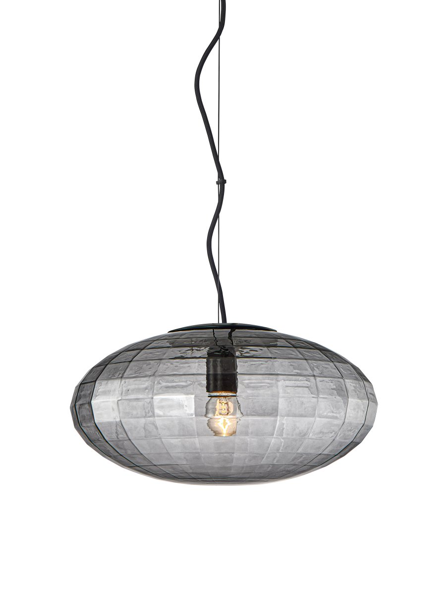 Mesh Ø36 Rauch hängelampe Von Halo Design - Das Ergebnis ist eine Reihe von Lampen, die Licht streuen und gleichzeitig ein einzigartiges Spiel von Lichtreflexen erzeugen.