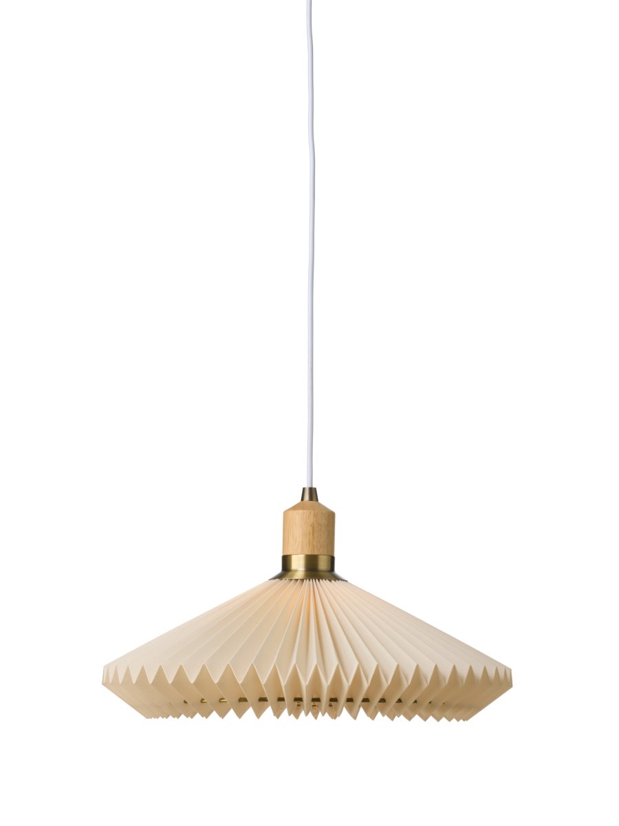 Zoombild von Paris Ø40 Sand hängelampe Von Halo Design - Details aus Holz und antikem Messing bilden einen warmen Kontrast und unterstreichen das zeitlose Design.