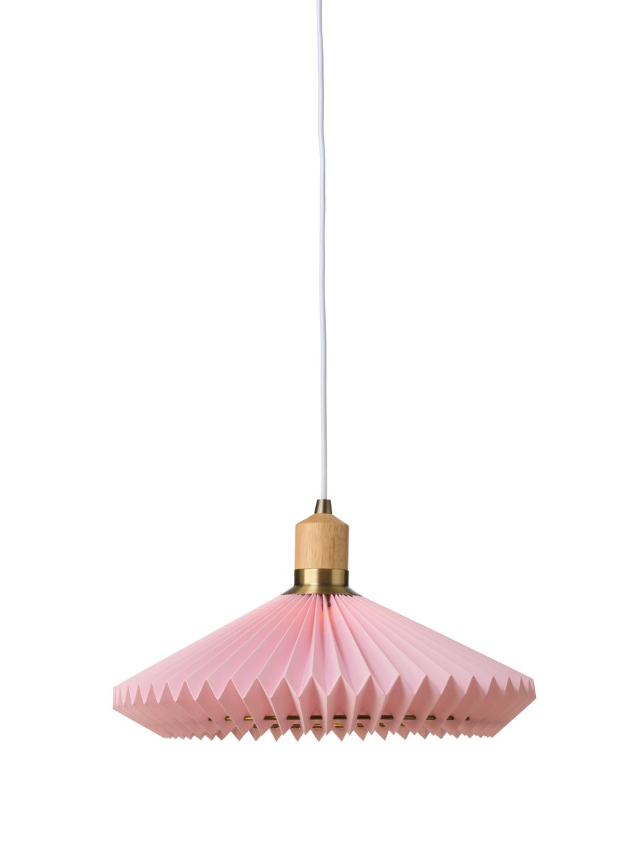 Zoombild von Paris Ø40 Rosa hängelampe Von Halo Design - Details aus Holz und antikem Messing bilden einen warmen Kontrast und unterstreichen das zeitlose Design.