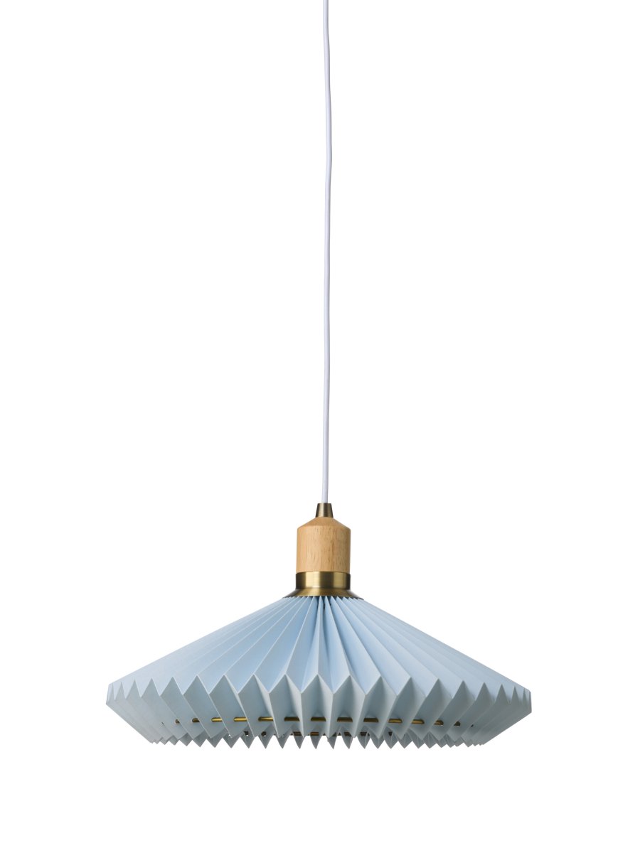 Zoombild von Paris Ø40 Hellblau hängelampe Von Halo Design - Details aus Holz und antikem Messing bilden einen warmen Kontrast und unterstreichen das zeitlose Design.