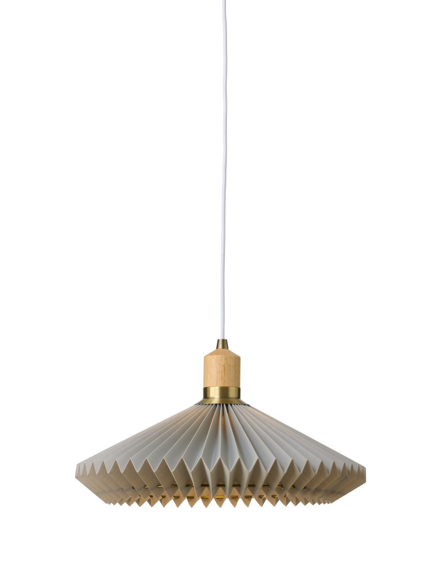 Paris Ø40 Grau hängelampe Von Halo Design - Details aus Holz und antikem Messing bilden einen warmen Kontrast und unterstreichen das zeitlose Design.