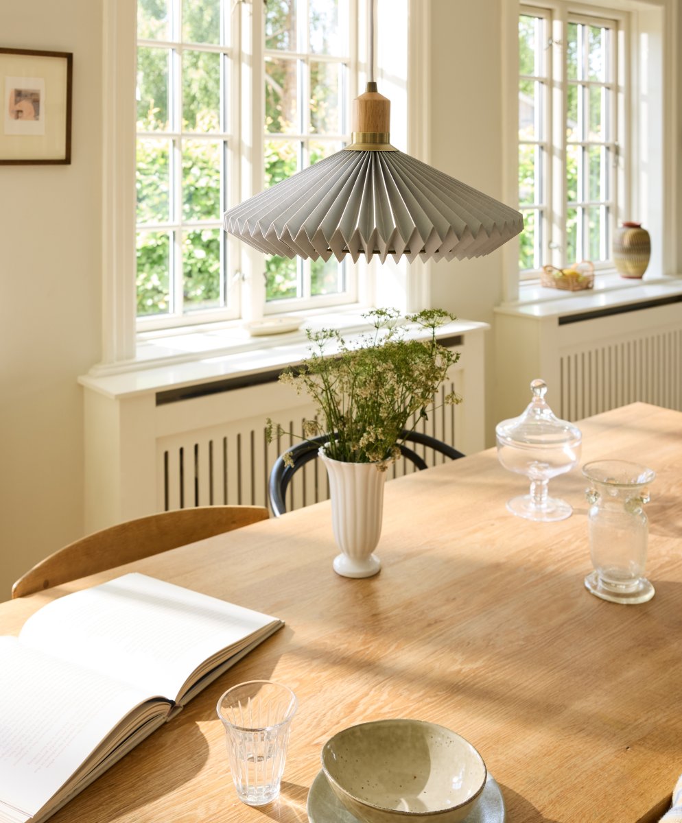 Paris Ø40 Grau hängelampe Von Halo Design - Details aus Holz und antikem Messing bilden einen warmen Kontrast und unterstreichen das zeitlose Design.