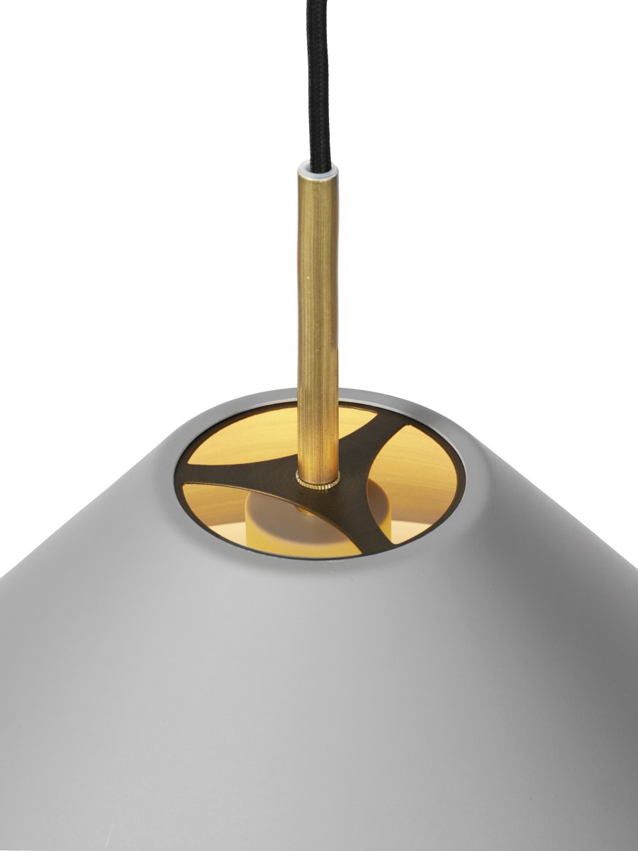 Hygge Ø24 Grau hängelampe Von Halo Design - Hygge ist eine elegante und zeitlose Pendelleuchte, die skandinavischen Minimalismus mit weichen Formen verbindet.