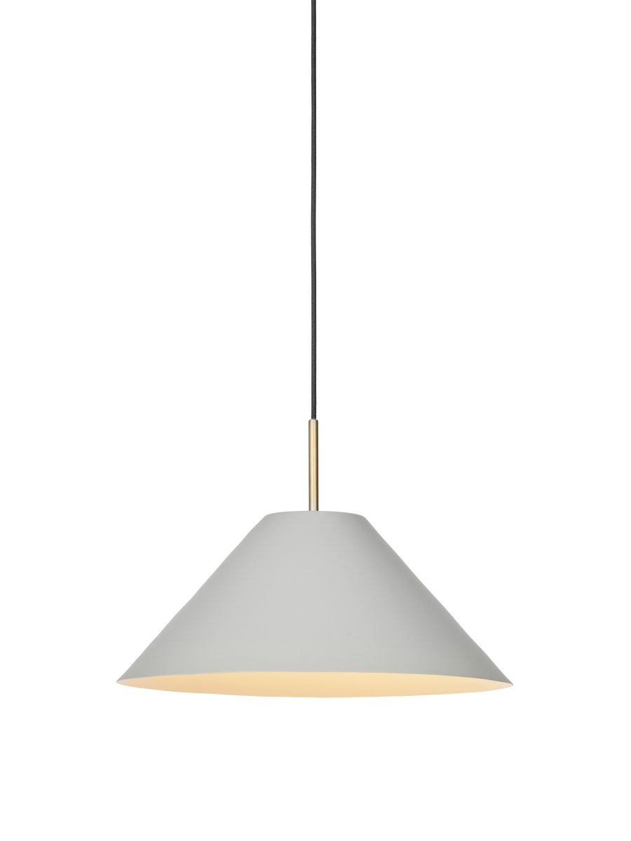 Hygge Ø40 Grau hängelampe Von Halo Design - Hygge ist eine elegante und zeitlose Pendelleuchte, die skandinavischen Minimalismus mit weichen Formen verbindet.