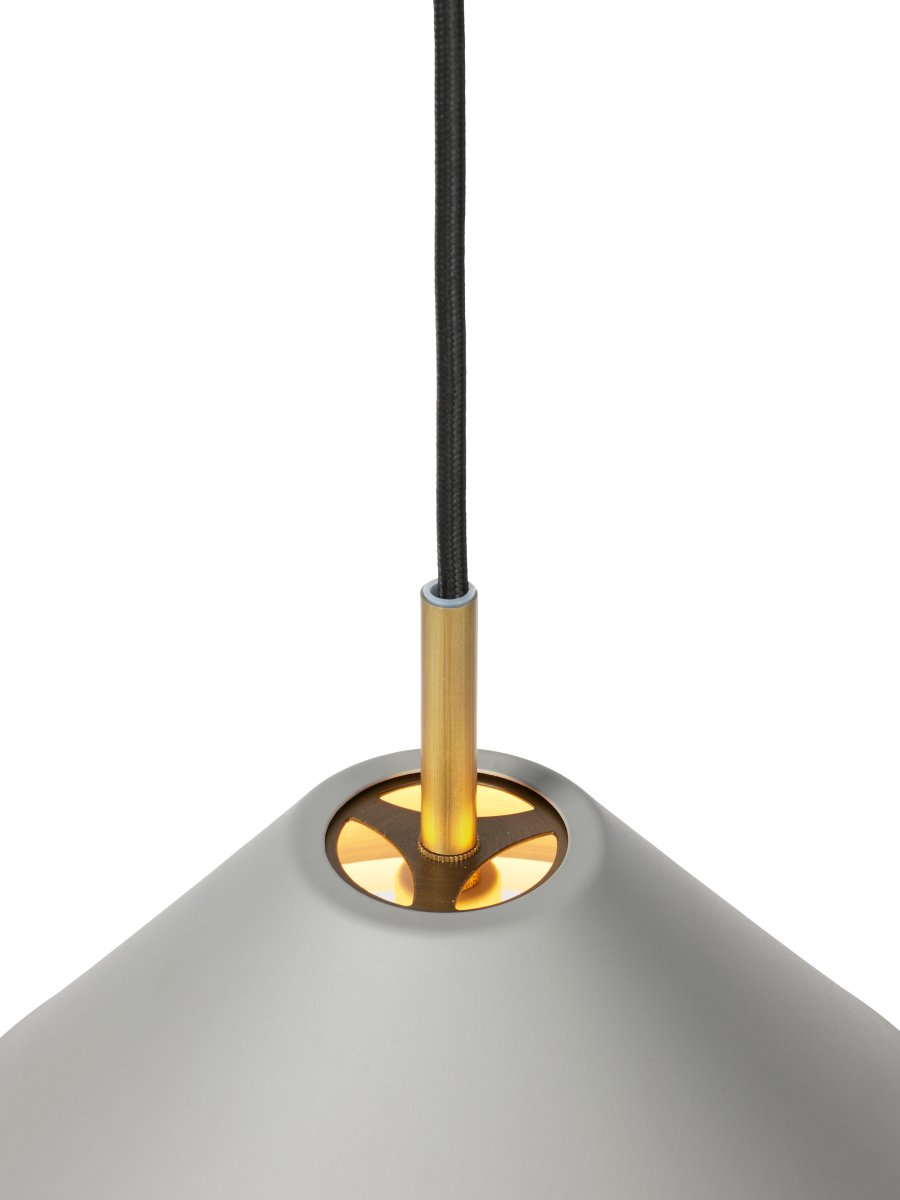 Hygge Ø40 Grau hängelampe Von Halo Design - Hygge ist eine elegante und zeitlose Pendelleuchte, die skandinavischen Minimalismus mit weichen Formen verbindet.