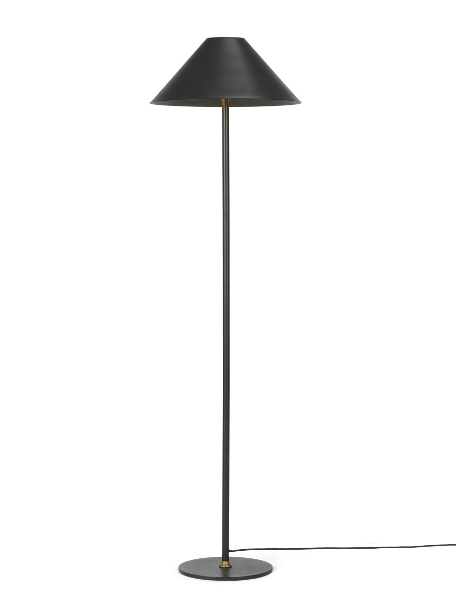 Zoombild von Hygge 1 140cm Schwarz stehlampe Von Halo Design - Der kegelförmige Schirm sorgt für ein weiches und angenehmes Licht, perfekt, um im Wohnzimmer, Schlafzimmer oder Büro eine warme und entspannende Atmosphäre zu schaffen.