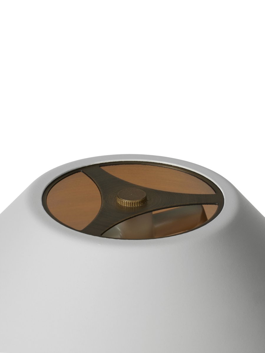 Hygge 1 140cm Grau stehlampe Von Halo Design - Der kegelförmige Schirm sorgt für ein weiches und angenehmes Licht, perfekt, um im Wohnzimmer, Schlafzimmer oder Büro eine warme und entspannende Atmosphäre zu schaffen.