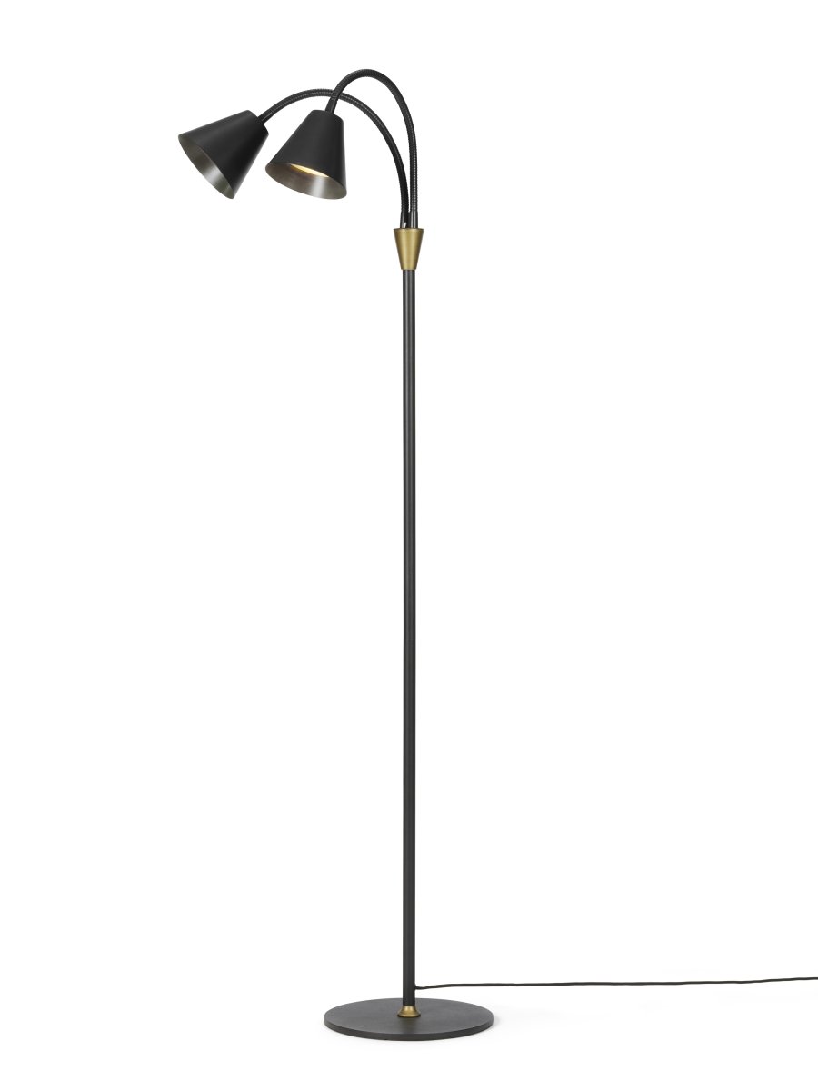 Zoombild von Hygge 2 Schwarz stehlampe Von Halo Design - Wird mit einem 200 cm langen Kabel mit einem Netzschalter oben am Messingdetail geliefert, der eine einfache und bequeme Verwendung erm&ouml;glicht.