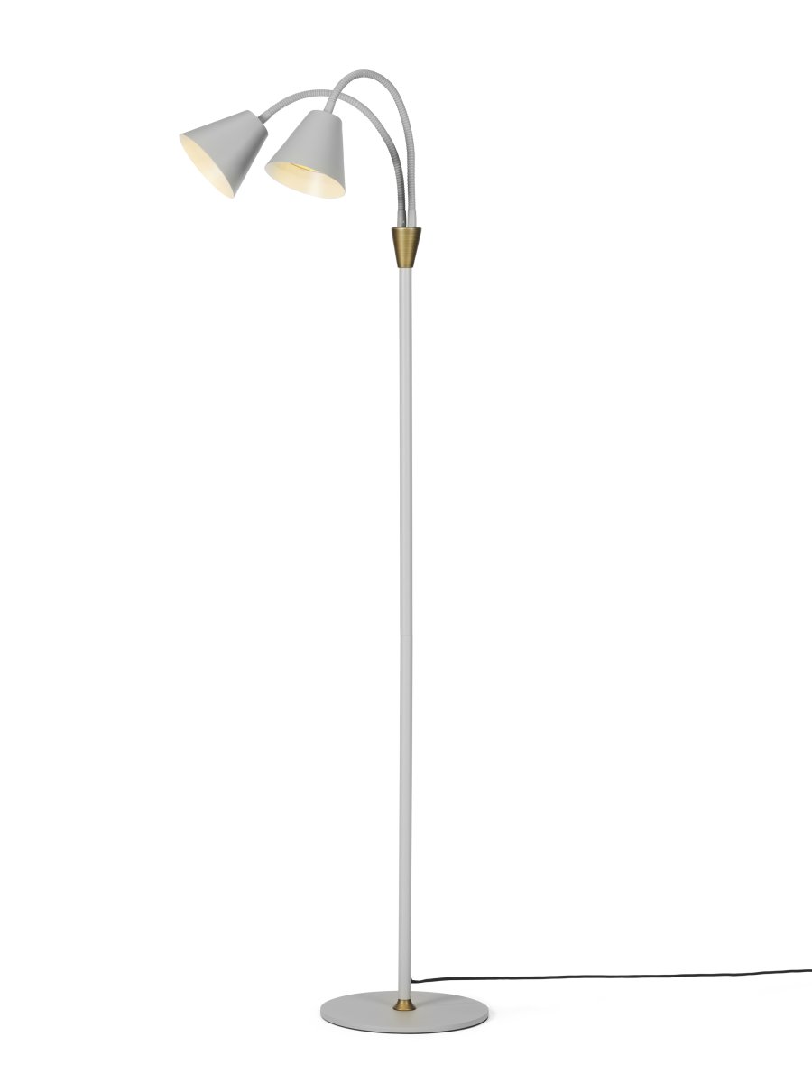 Hygge 2 Grau stehlampe Von Halo Design - Wird mit einem 200 cm langen Kabel mit einem Netzschalter oben am Messingdetail geliefert, der eine einfache und bequeme Verwendung ermöglicht.