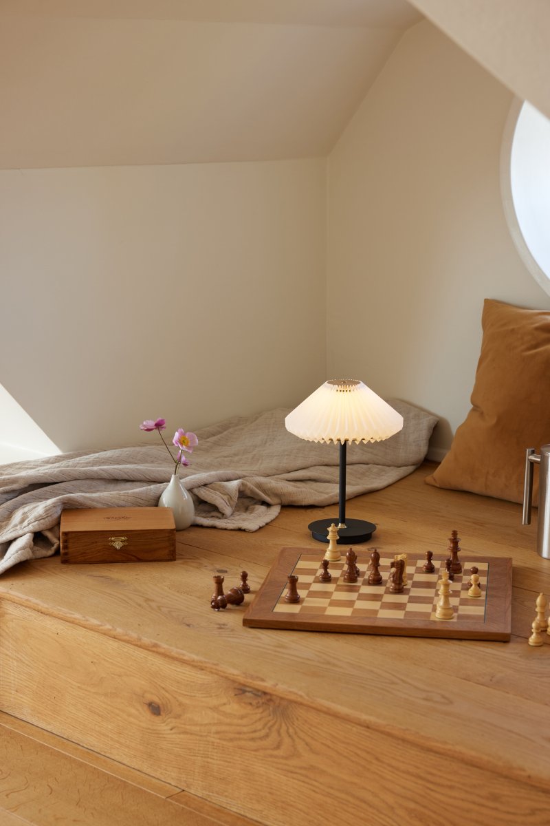 Paris 28cm Schwarz tragbare Von Halo Design - Sie ist dimmbar und passt sich unterschiedlichen Bed&uuml;rfnissen und Stimmungen an, was sie zu einem praktischen und stilvollen Einrichtungsdetail zugleich macht.