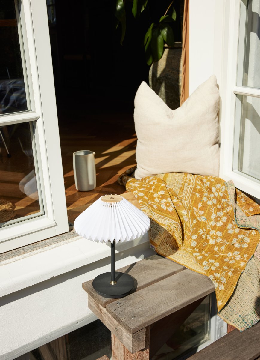 Paris 28cm Schwarz tragbare Von Halo Design - Sie ist dimmbar und passt sich unterschiedlichen Bed&uuml;rfnissen und Stimmungen an, was sie zu einem praktischen und stilvollen Einrichtungsdetail zugleich macht.