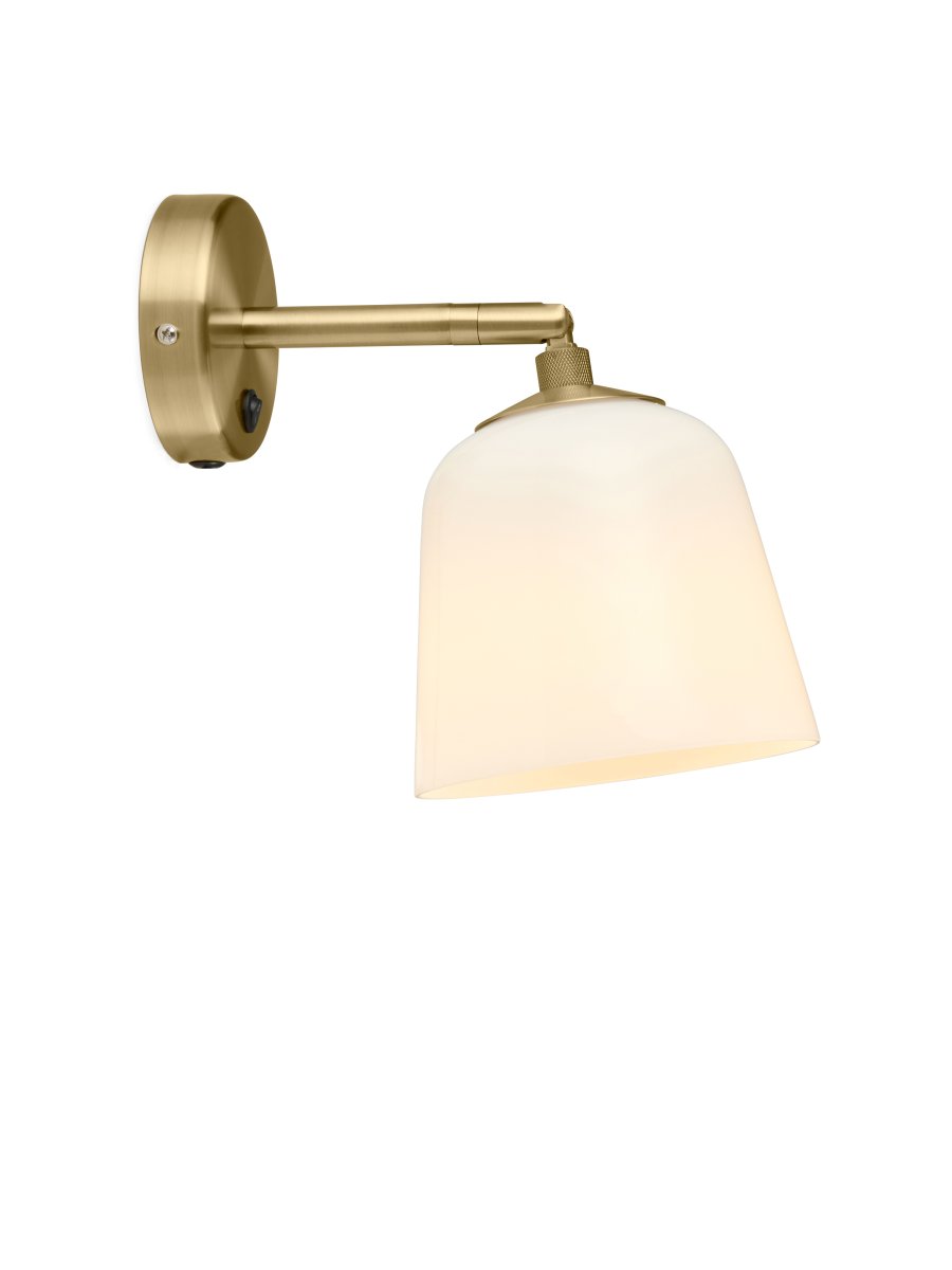 Room 49 Ø15 Antikes Messing wandlampe Von Halo Design - Diese stilvolle Wandleuchte kombiniert ein warmes Messing-Finish mit einem sanft abgerundeten Glasschirm und verleiht Ihrem Zuhause eine anspruchsvolle und einladende Atmosph&auml;re.