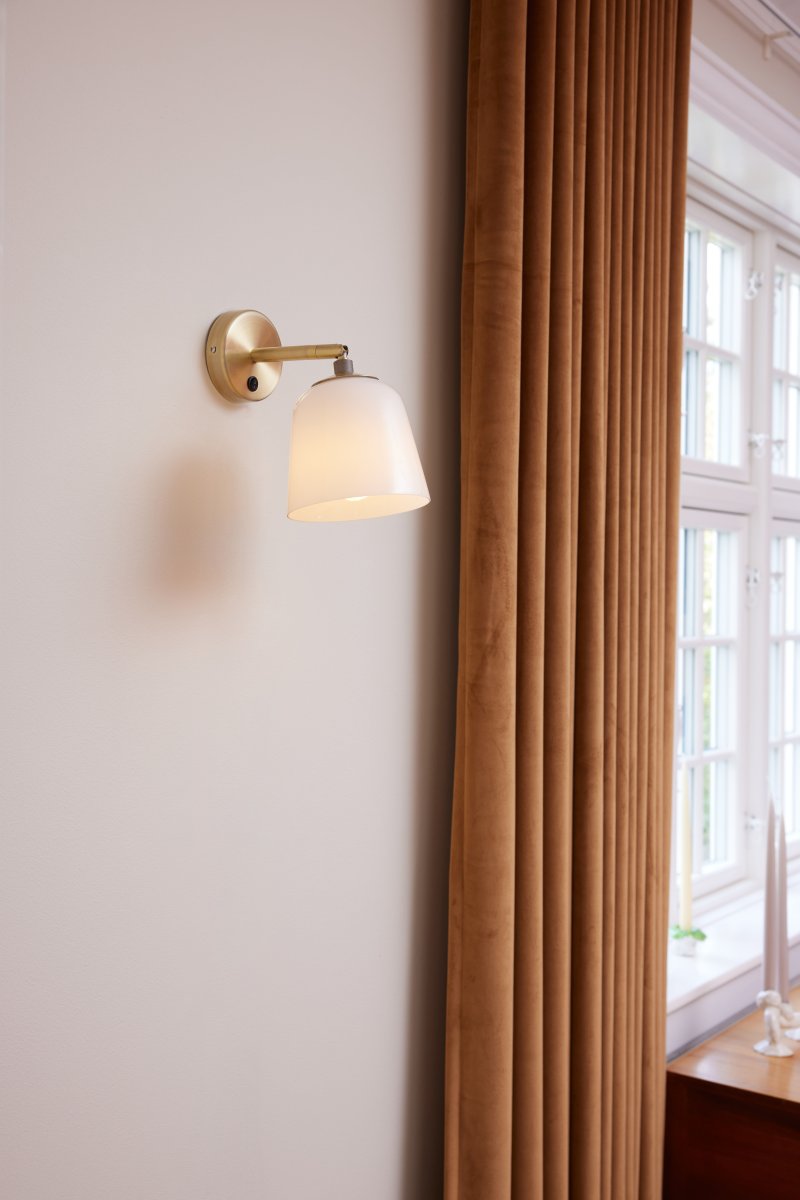 Room 49 Ø15 Antikes Messing wandlampe Von Halo Design - Diese stilvolle Wandleuchte kombiniert ein warmes Messing-Finish mit einem sanft abgerundeten Glasschirm und verleiht Ihrem Zuhause eine anspruchsvolle und einladende Atmosph&auml;re.