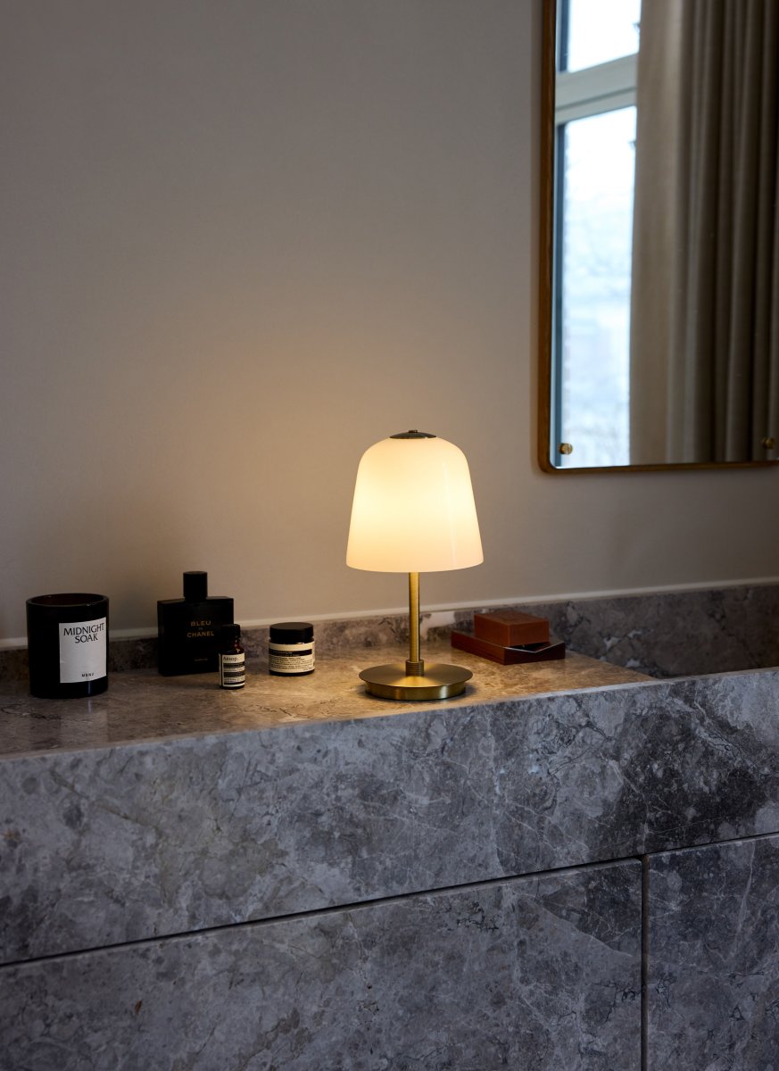 Room 49 28cm Antikes Messing tragbare Von Halo Design - Mit einer dimmbaren Touch-Funktion in drei Stufen ist Room 49 sowohl praktisch als auch anspruchsvoll und passt perfekt in jedes Interieur.