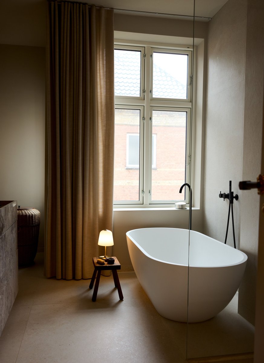 Room 49 28cm Antikes Messing tragbare Von Halo Design - Mit einer dimmbaren Touch-Funktion in drei Stufen ist Room 49 sowohl praktisch als auch anspruchsvoll und passt perfekt in jedes Interieur.