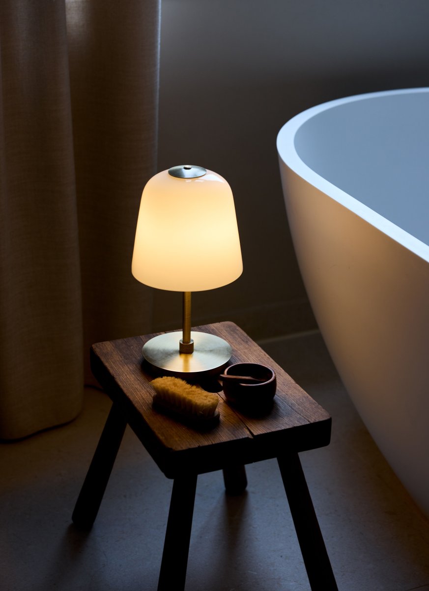 Room 49 28cm Antikes Messing tragbare Von Halo Design - Mit einer dimmbaren Touch-Funktion in drei Stufen ist Room 49 sowohl praktisch als auch anspruchsvoll und passt perfekt in jedes Interieur.