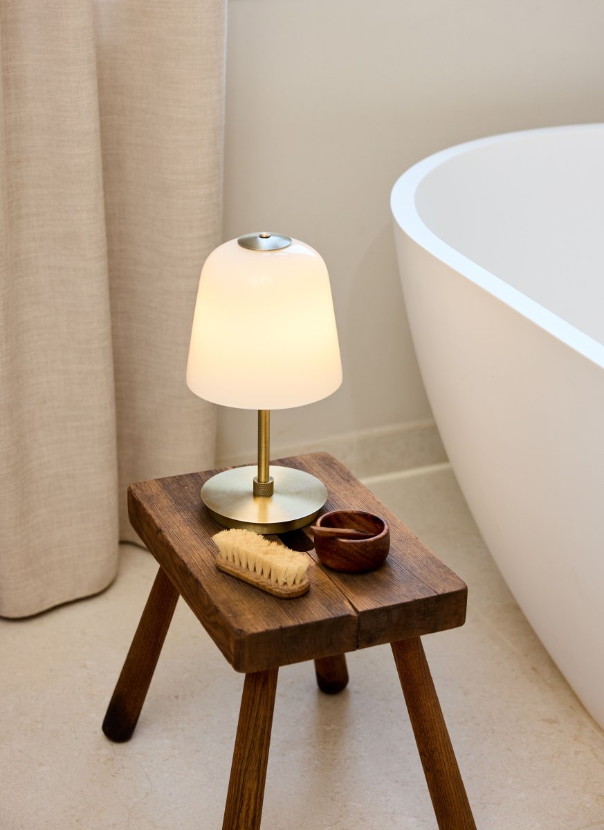 Room 49 28cm Antikes Messing tragbare Von Halo Design - Mit einer dimmbaren Touch-Funktion in drei Stufen ist Room 49 sowohl praktisch als auch anspruchsvoll und passt perfekt in jedes Interieur.