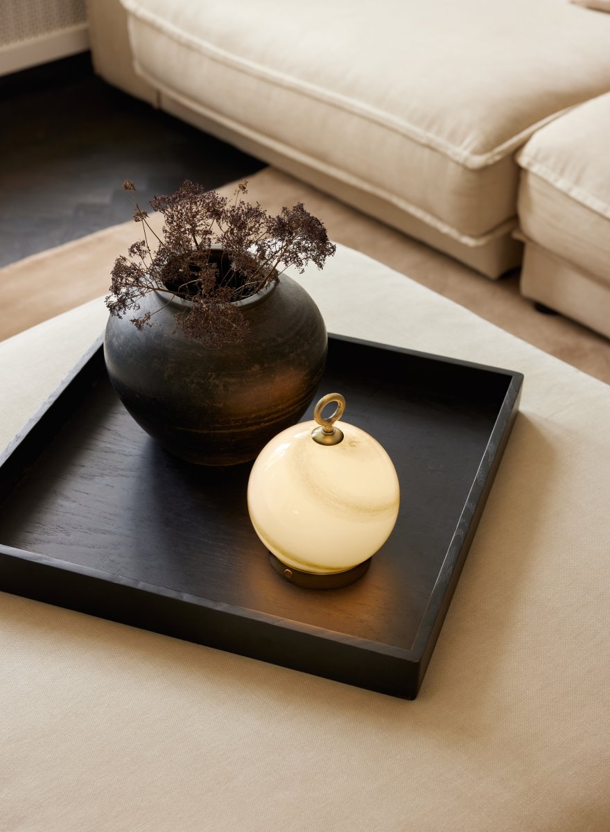 Stockholm 20cm Grau tragbare Von Halo Design - Es hat die Schutzart IP44 und kann sowohl im Innen- als auch im Außenbereich verwendet werden (sollte jedoch im Innenbereich aufbewahrt und aufgeladen werden).