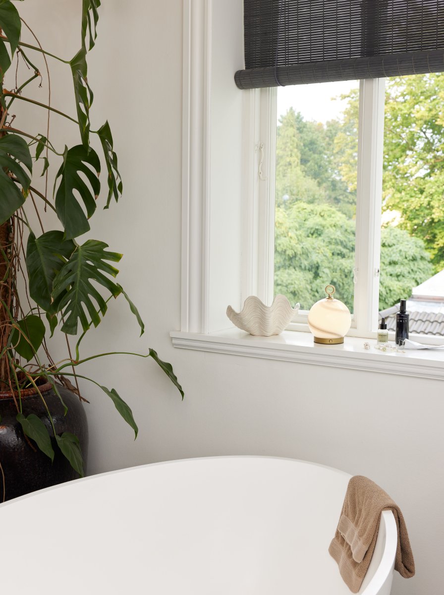 Stockholm 20cm Grau tragbare Von Halo Design - Es hat die Schutzart IP44 und kann sowohl im Innen- als auch im Außenbereich verwendet werden (sollte jedoch im Innenbereich aufbewahrt und aufgeladen werden).