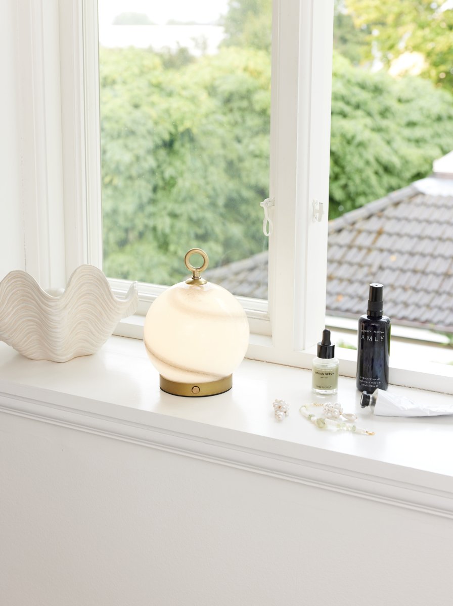 Stockholm 20cm Grau tragbare Von Halo Design - Es hat die Schutzart IP44 und kann sowohl im Innen- als auch im Außenbereich verwendet werden (sollte jedoch im Innenbereich aufbewahrt und aufgeladen werden).