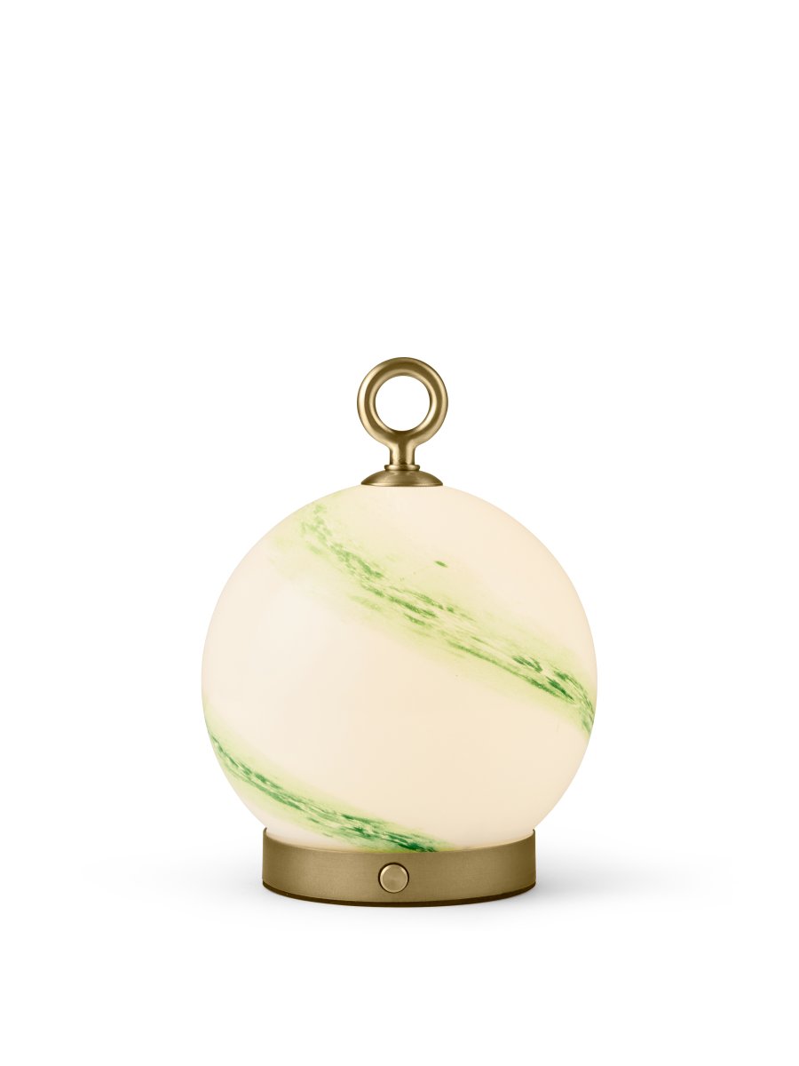 Stockholm 20cm Grün tragbare Von Halo Design - Es hat die Schutzart IP44 und kann sowohl im Innen- als auch im Außenbereich verwendet werden (sollte jedoch im Innenbereich aufbewahrt und aufgeladen werden).