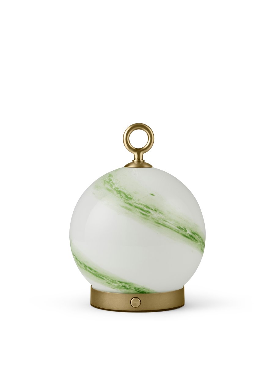 Stockholm 20cm Grün tragbare Von Halo Design - Es hat die Schutzart IP44 und kann sowohl im Innen- als auch im Außenbereich verwendet werden (sollte jedoch im Innenbereich aufbewahrt und aufgeladen werden).