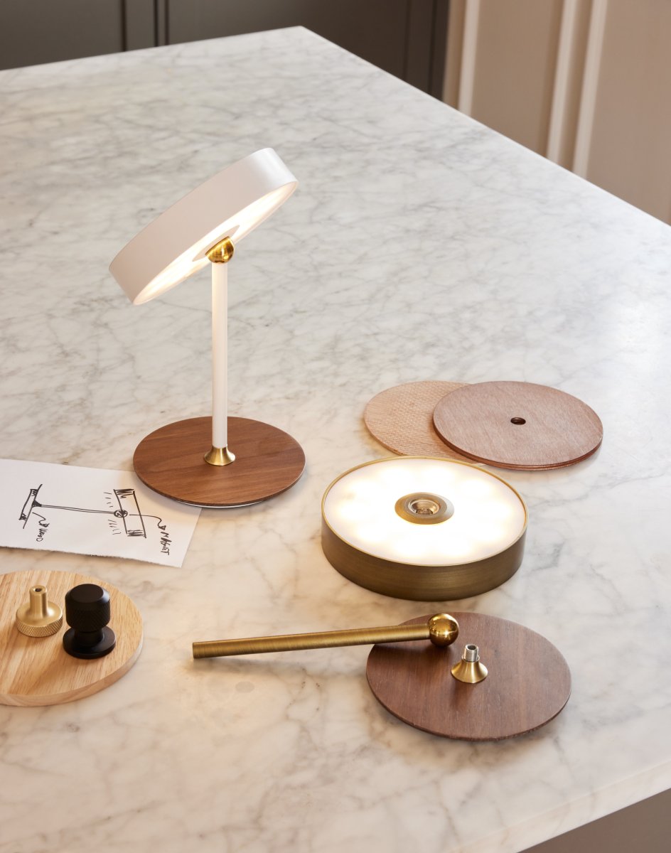 On The Move 20cm Weiß tragbare Von Halo Design - Durch die dreistufige Dimmbarkeit lässt sich das Licht bedarfsgerecht anpassen und stellt somit eine funktionale und stilvolle Lichtlösung dar.