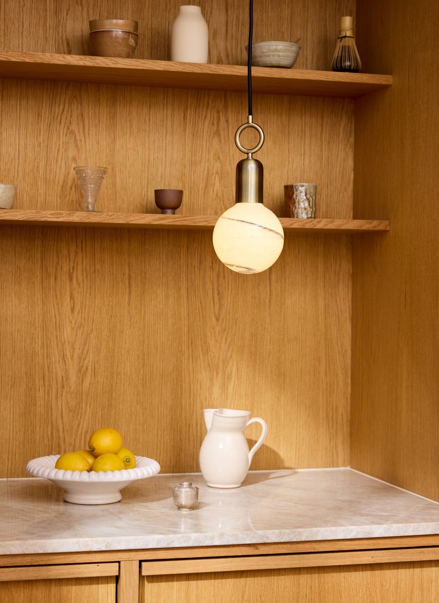 Stockholm Ø5 Antiquität hängelampe Von Halo Design - Mit einem wunderschönen antiken Messing-Finish und einem einzigartigen ringförmigen Detail wird Stockholm ein künstlerisches Element in Ihrem Interieur sein.