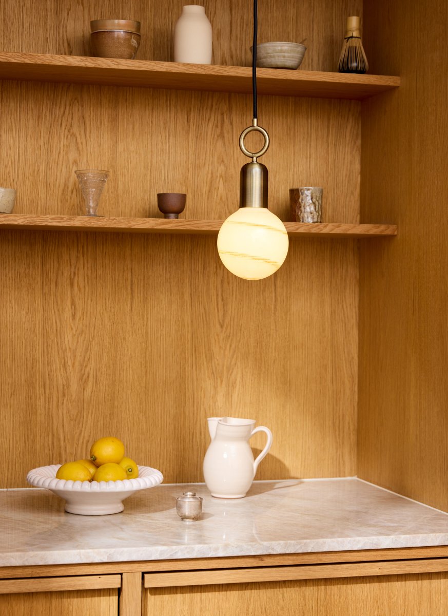 Stockholm Ø5 Antiquität hängelampe Von Halo Design - Mit einem wunderschönen antiken Messing-Finish und einem einzigartigen ringförmigen Detail wird Stockholm ein künstlerisches Element in Ihrem Interieur sein.