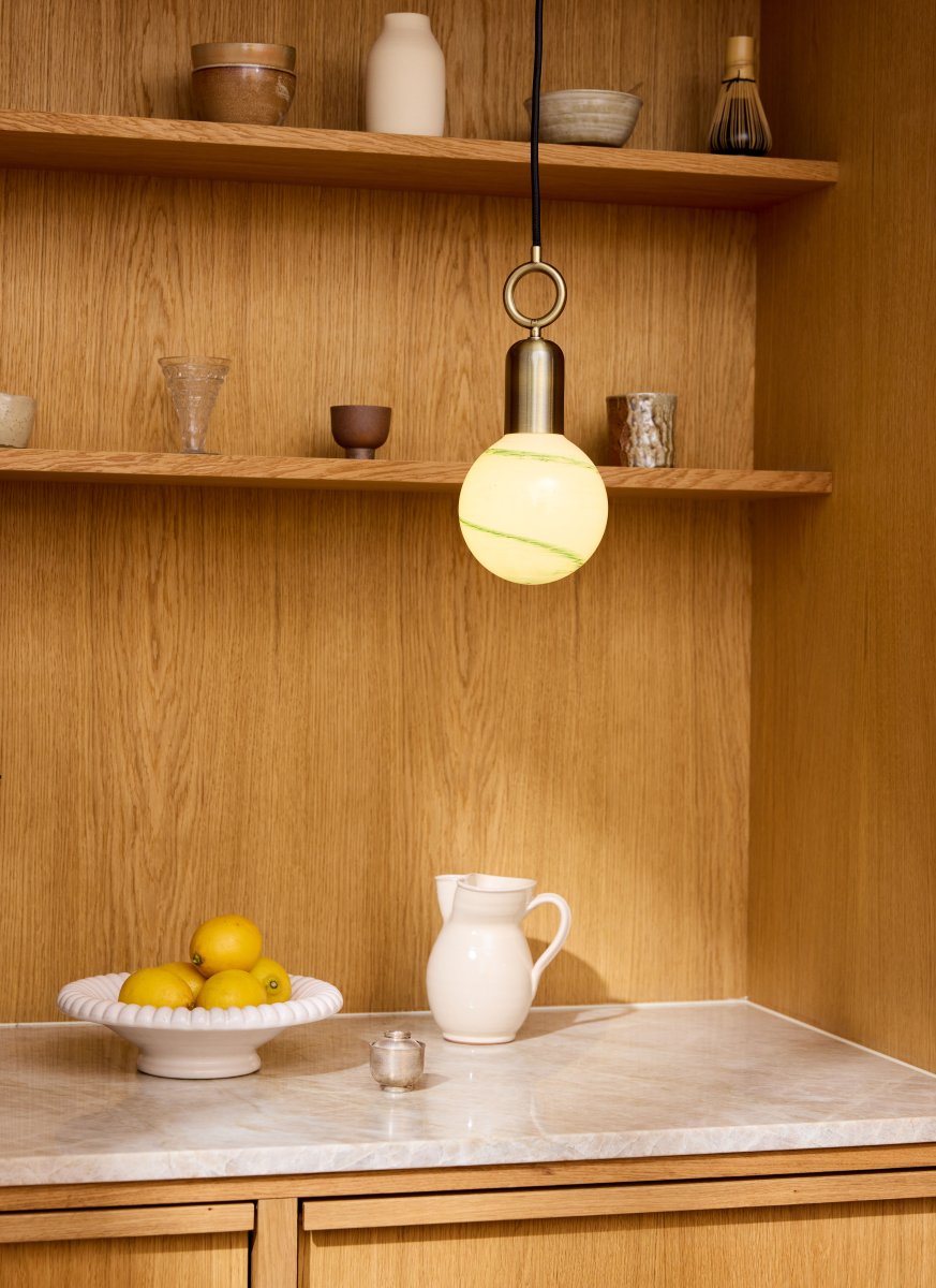 Stockholm Ø5 Antiquität hängelampe Von Halo Design - Mit einem wunderschönen antiken Messing-Finish und einem einzigartigen ringförmigen Detail wird Stockholm ein künstlerisches Element in Ihrem Interieur sein.