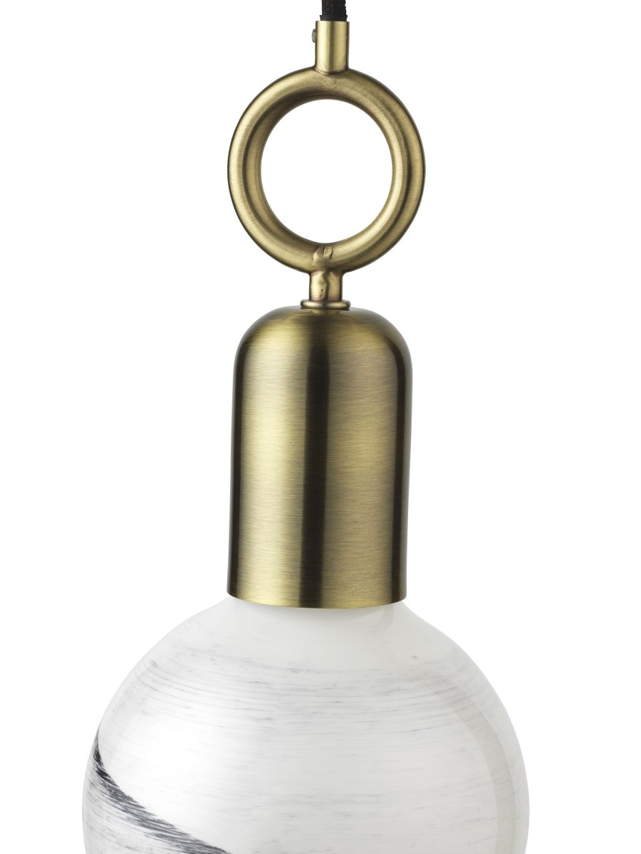 Stockholm Ø5 Antiquität hängelampe Von Halo Design - Mit einem wunderschönen antiken Messing-Finish und einem einzigartigen ringförmigen Detail wird Stockholm ein künstlerisches Element in Ihrem Interieur sein.