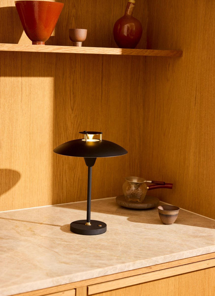 Stepp One-Two -Three 30cm Schwarz tragbare Von Halo Design - Die Lampe hat die Schutzart IP45 und ist somit vor Feuchtigkeit und Staub geschützt.