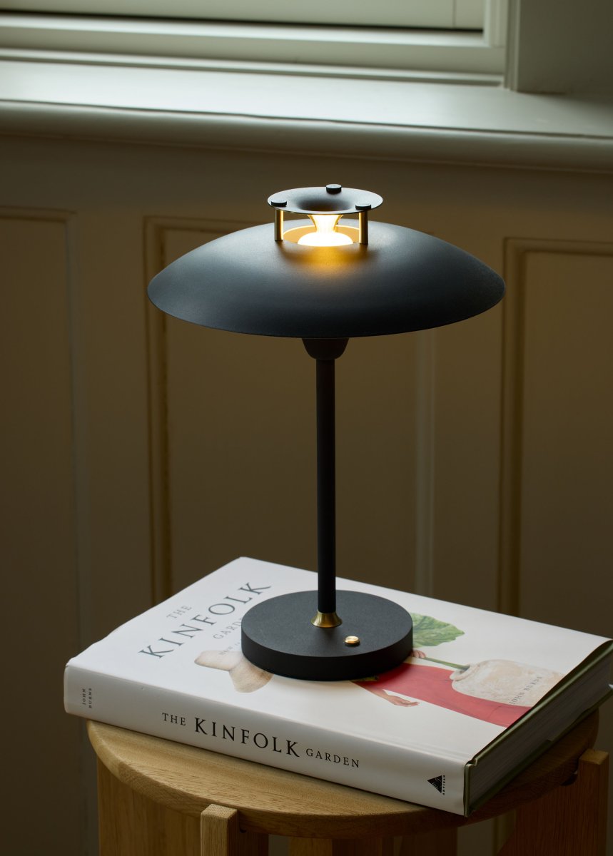 Stepp One-Two -Three 30cm Schwarz tragbare Von Halo Design - Die Lampe hat die Schutzart IP45 und ist somit vor Feuchtigkeit und Staub geschützt.
