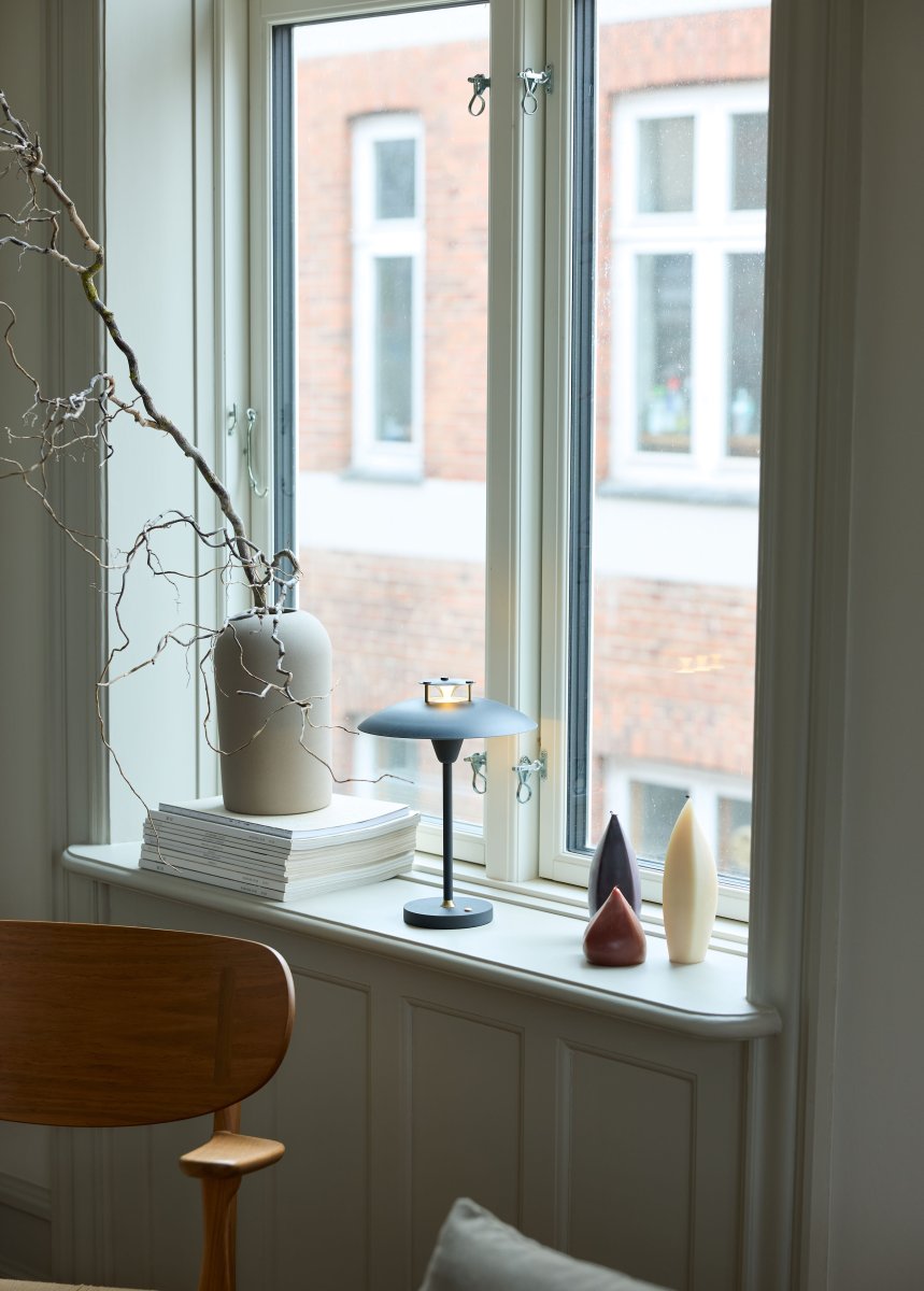 Stepp One-Two -Three 30cm Schwarz tragbare Von Halo Design - Die Lampe hat die Schutzart IP45 und ist somit vor Feuchtigkeit und Staub geschützt.