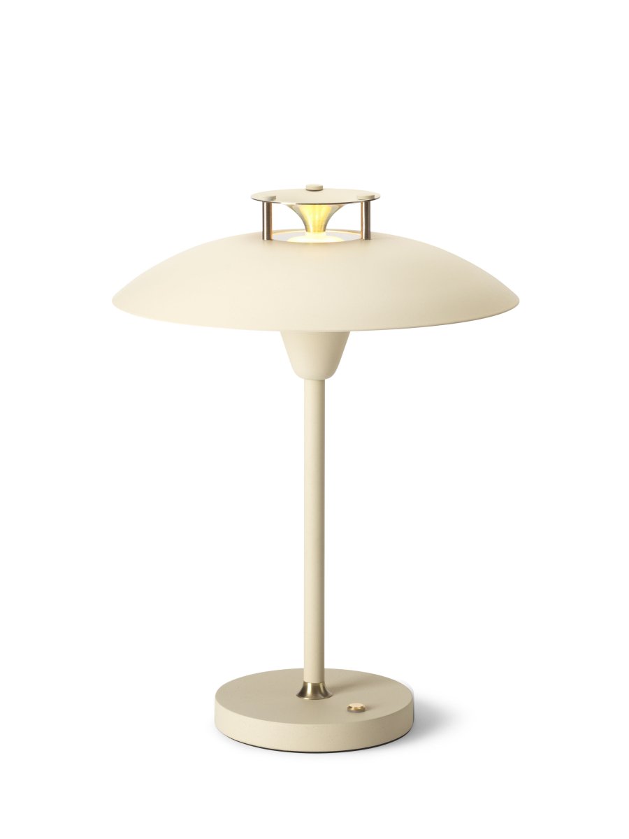 Stepp One-Two -Three 30cm Creme tragbare Von Halo Design - Die Lampe hat die Schutzart IP45 und ist somit vor Feuchtigkeit und Staub geschützt.